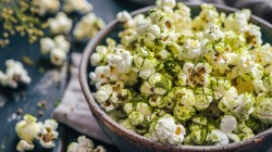 Schüssel mit Wasabi-Popcorn