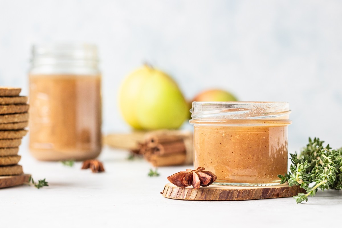 zwei GlÃ¤ser weihnachtliche Birnenmarmelade mit weihnachtlichen GewÃ¼rzen daneben