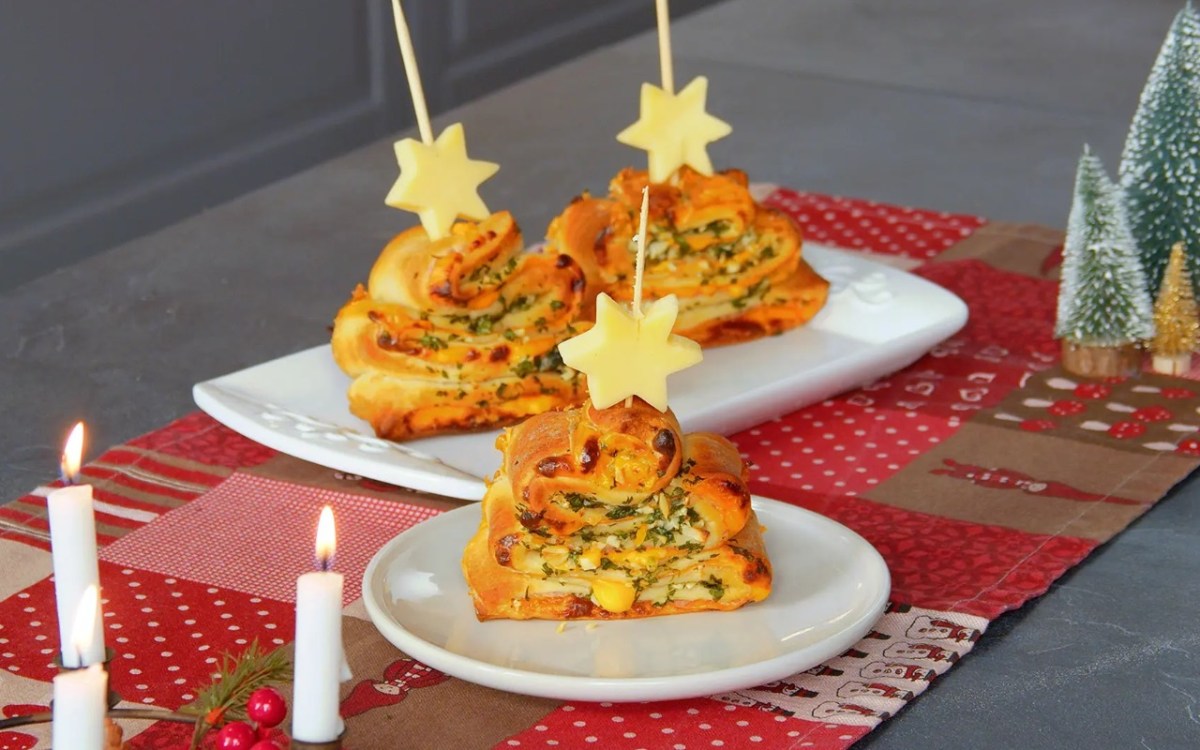 Drei Weihnachtsbaum-Snacks auf Tellern.