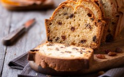 Ein angeschnittenes Winterfrühstücksbrot.