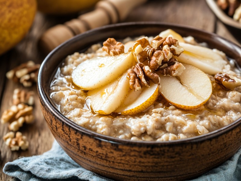 Schale mit Zimt-Porridge mit Birnen