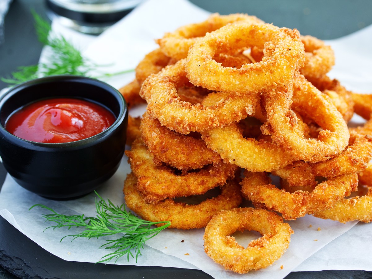 Knuspriger Spontansnack und das nahezu fettfrei: Zwiebelringe aus dem Airfryer