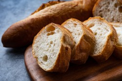 Einige Scheiben Baguette ohne Hefe.