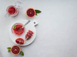 Zwei Gläser mit Blutorangenmarmelade