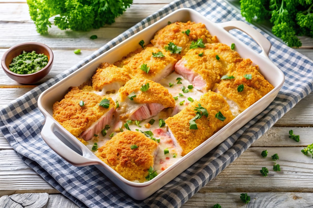 Hähnchen-Cordon-bleu-Auflauf auf einem Tisch