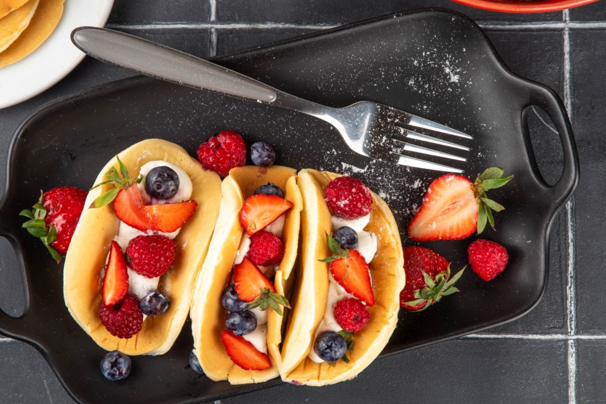 Pancake-Tacos mit Mascarpone-Pudding-Creme und frischen Früchten in der Draufsicht.