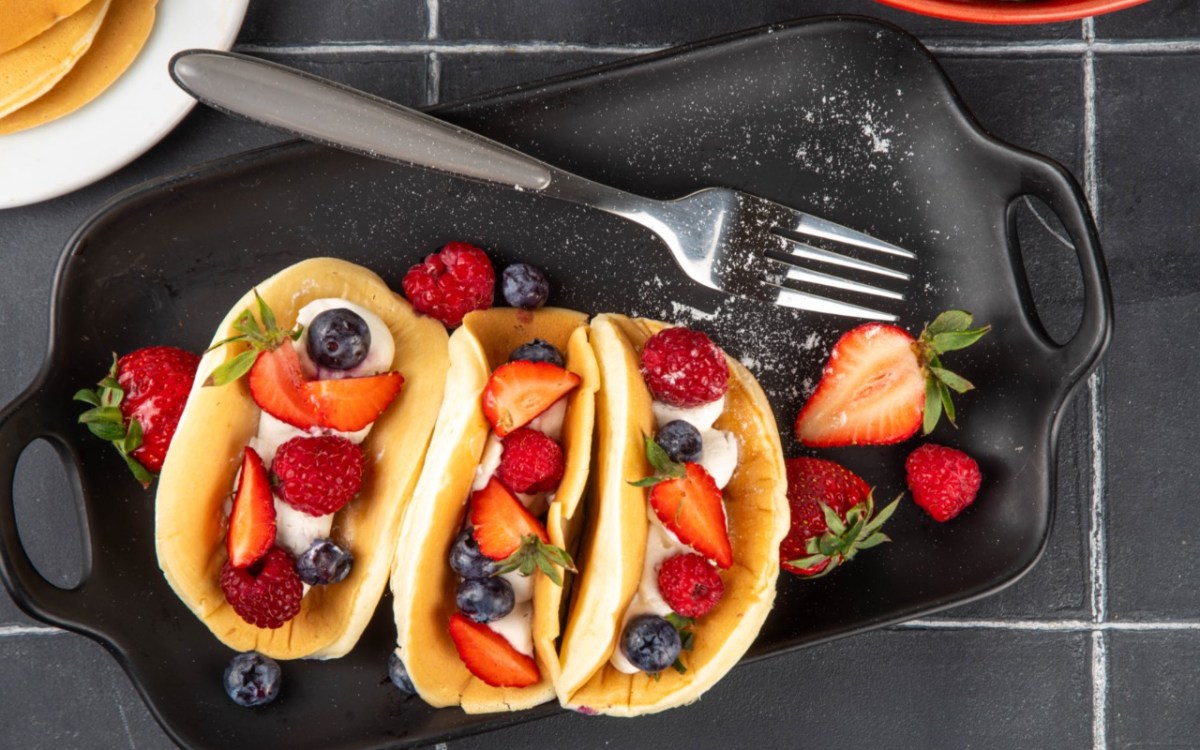 Pancake-Tacos mit Mascarpone-Pudding-Creme und frischen Früchten in der Draufsicht.