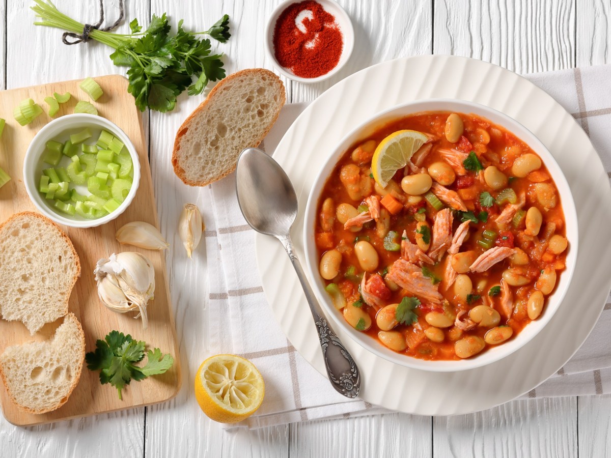 Eine Schüssel Pasulj: serbische Bohnensuppe mit Huhn.