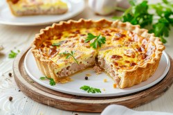 angeschnittene Thunfisch-Quiche auf einem Teller