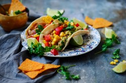 Teller mit veganen Guacamole-Bohnen-Tacos