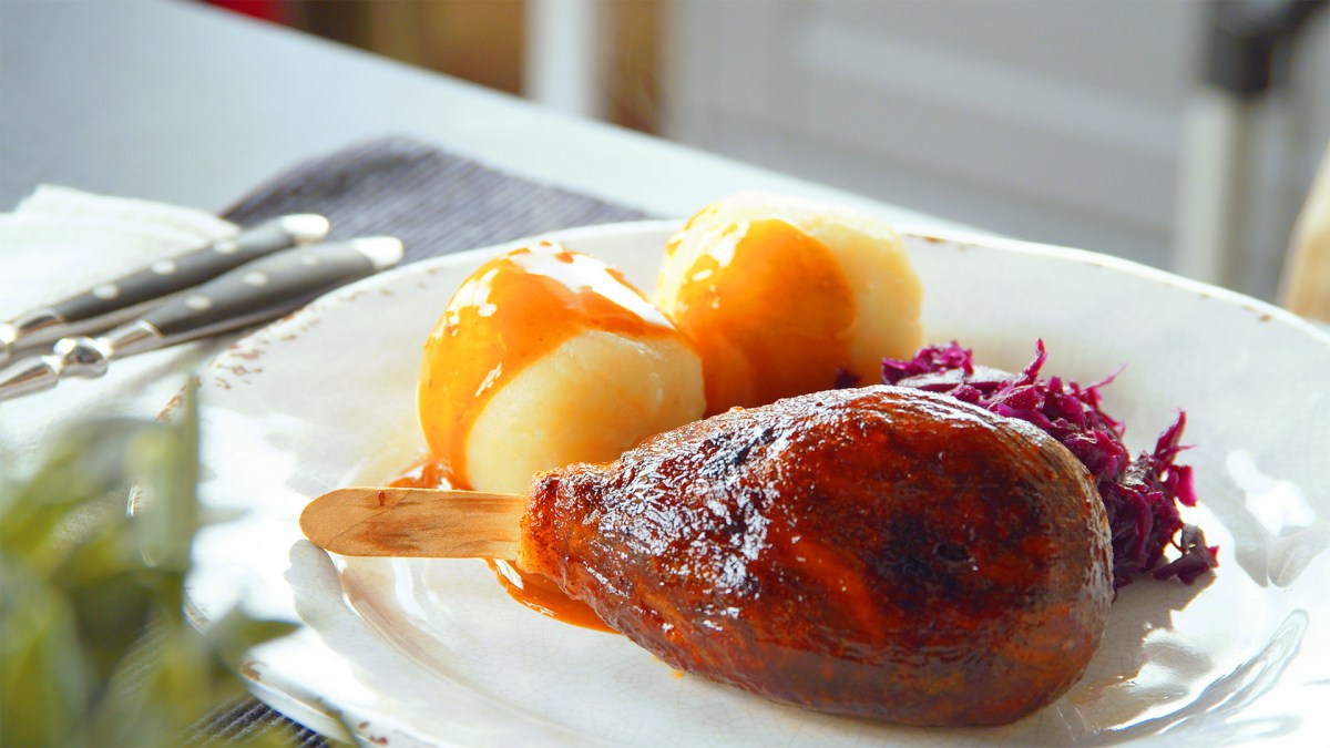 Vegane Hähnchenkeule aus Austernpilzen, dazu Klöße und Rotkohl.