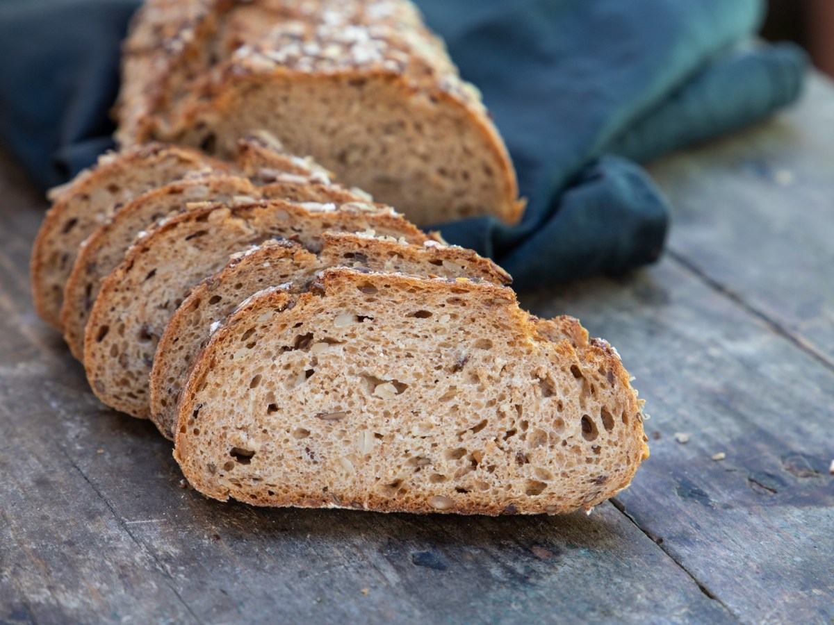 Ein angeschnittenes Dinkel-Quark-Brot