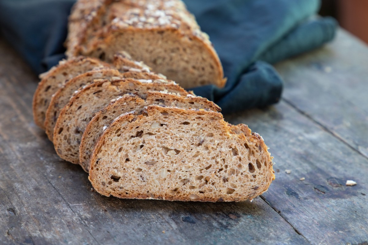 Ein angeschnittenes Dinkel-Quark-Brot