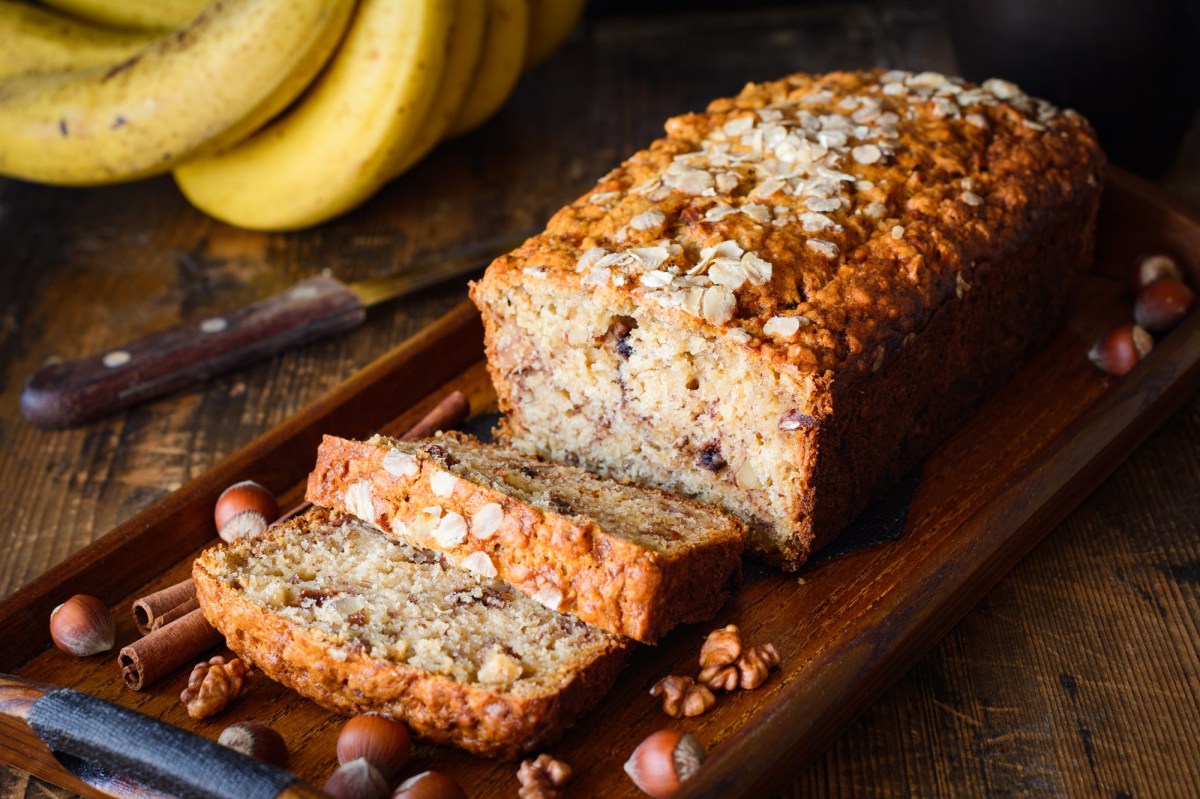 angeschnittenes Haferflocken-Bananenbrot auf einem Brett