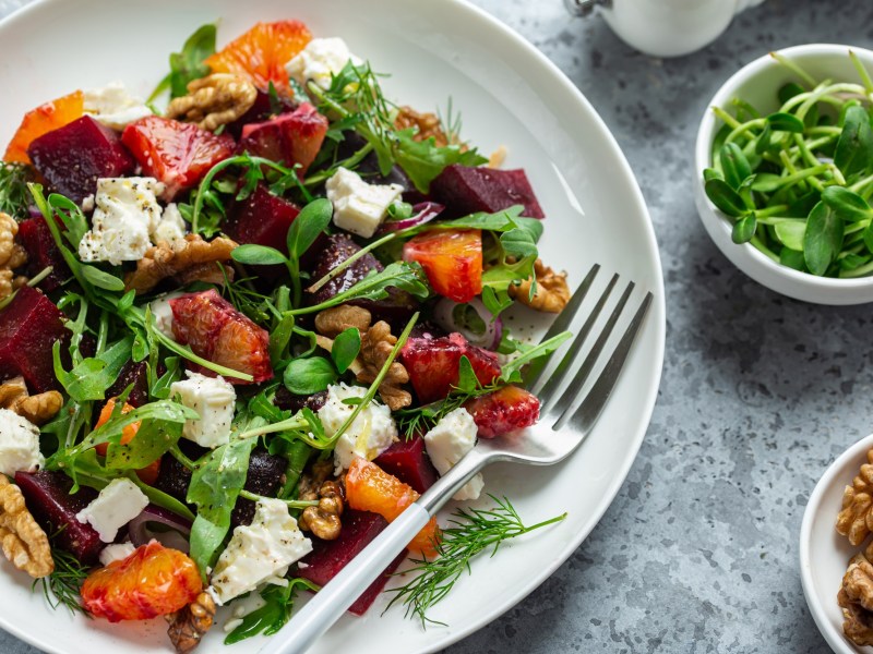 Teller mit Rote-Bete-Blutorangen-Salat