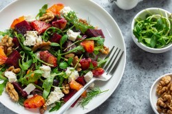 Teller mit Rote-Bete-Blutorangen-Salat