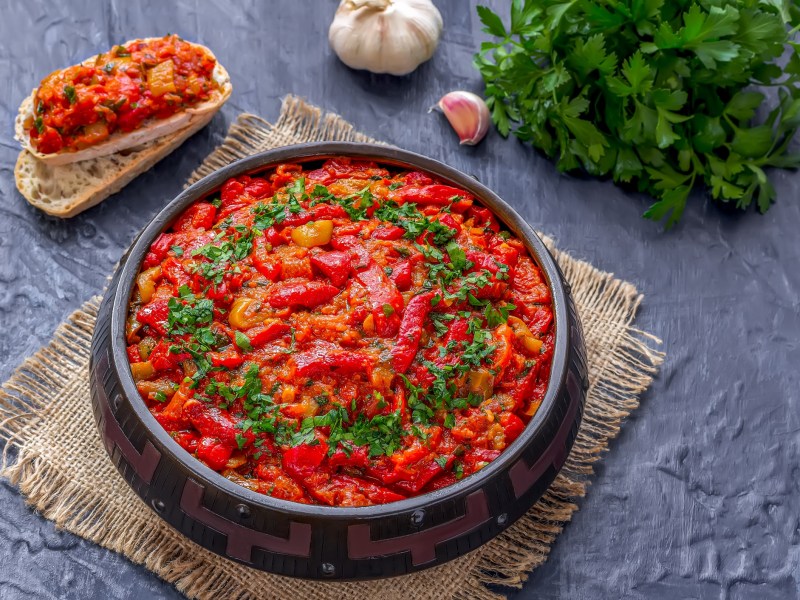 Eine Schüssel Taktouka: marokkanischer Tomaten-Paprika-Aufstrich.