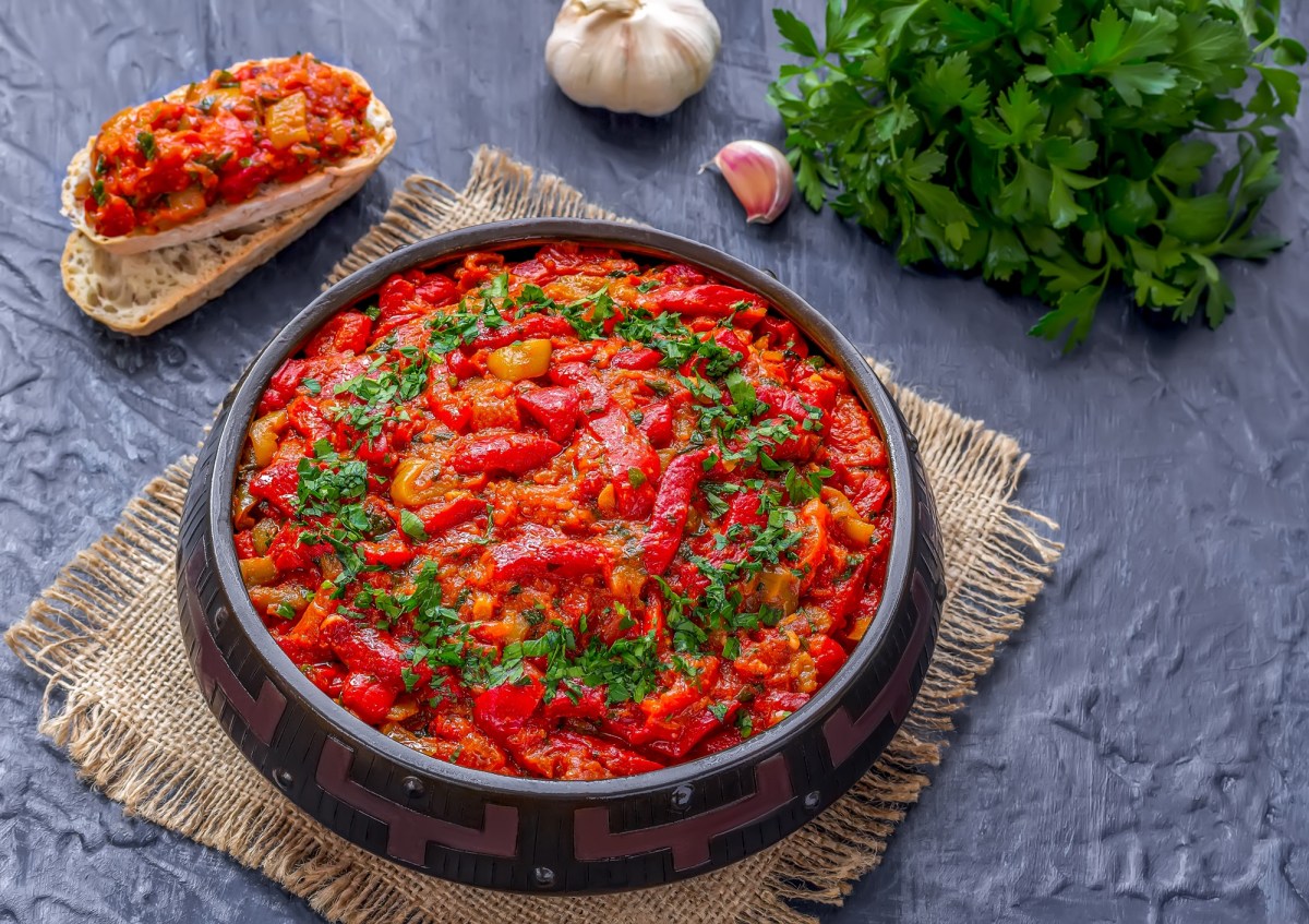 Eine Schüssel Taktouka: marokkanischer Tomaten-Paprika-Aufstrich.