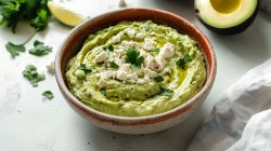 Schale mit Avocado-Feta-Dip