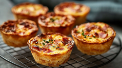 Quiche-Lorraine-Muffins auf einem Kuchengitter.